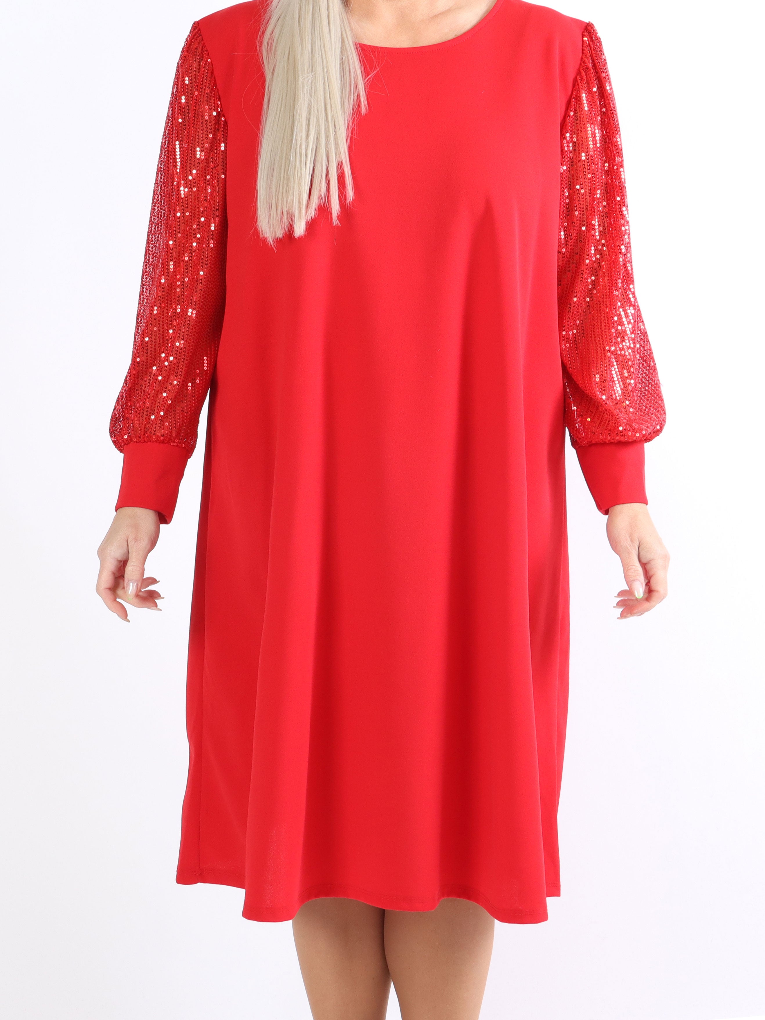 Djamila - Plus size kjole med paillet ærmer